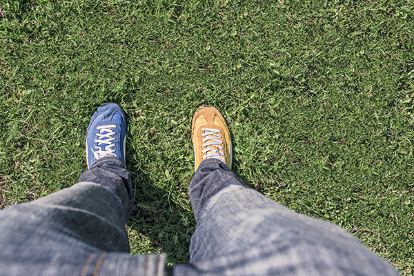 man-person-legs-grass_wechselkonten_600x400